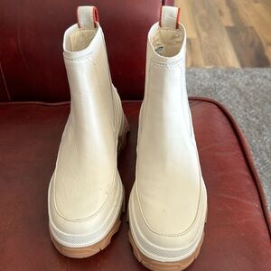 SOREL size 5 worn once. Too small